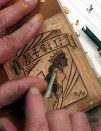 Grabador tallando la plancha de madera